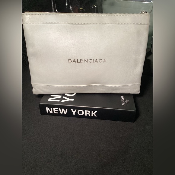 Balenciaga Light Everyday Zip Leather Pouch in Gray - Picture 3 of 10